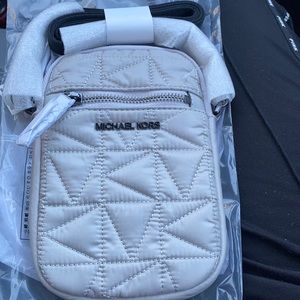 MICHAEL KORS SMARTPHONE CROSSBODY BAG
